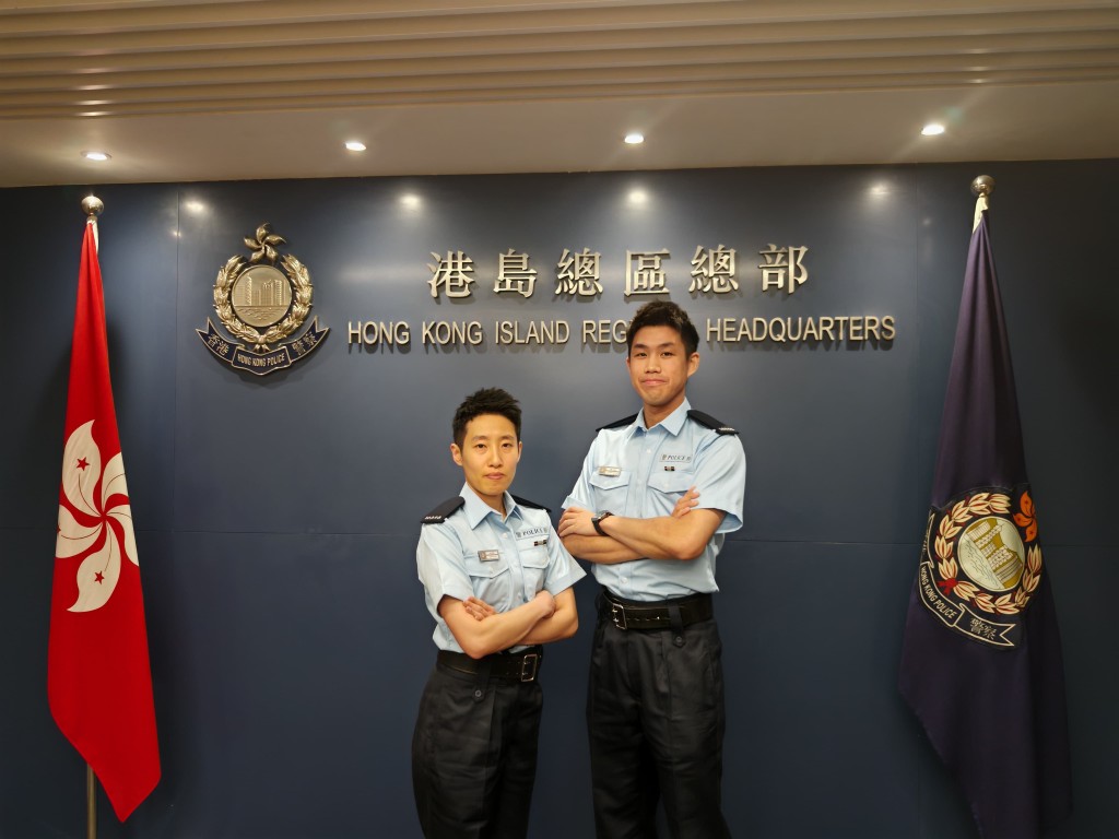 港島總區失蹤人口調查組人員鍥而不捨地追查失蹤人士去向,將因跌倒而被困家中的獨居長者救出,參與行動的警員林嘉茵(左)和劉文祥(右)感言,成功救人有賴人員分工合作及熱心市民提供線索,他們亦從中深深感受到警務工作的意義。 港島總區失蹤人口調查組人員鍥而不捨地追查失蹤人士去向,將因跌倒而被困家中的獨居長者救出,參與行動的警員林嘉茵(左)和劉文祥(右)感言,成功救人有賴人員分工合作及熱心市民提供線索,他們亦從中深深感受到警務工作的意義。