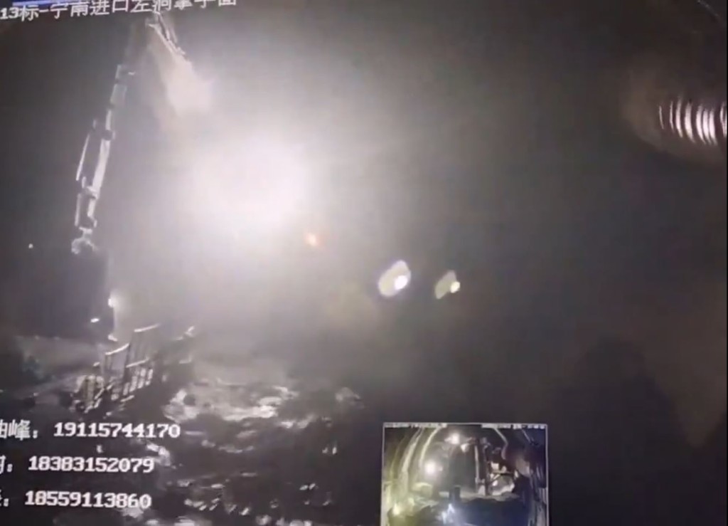 四川隧道地盤湧入「洪水」，工人迅速逃命。  