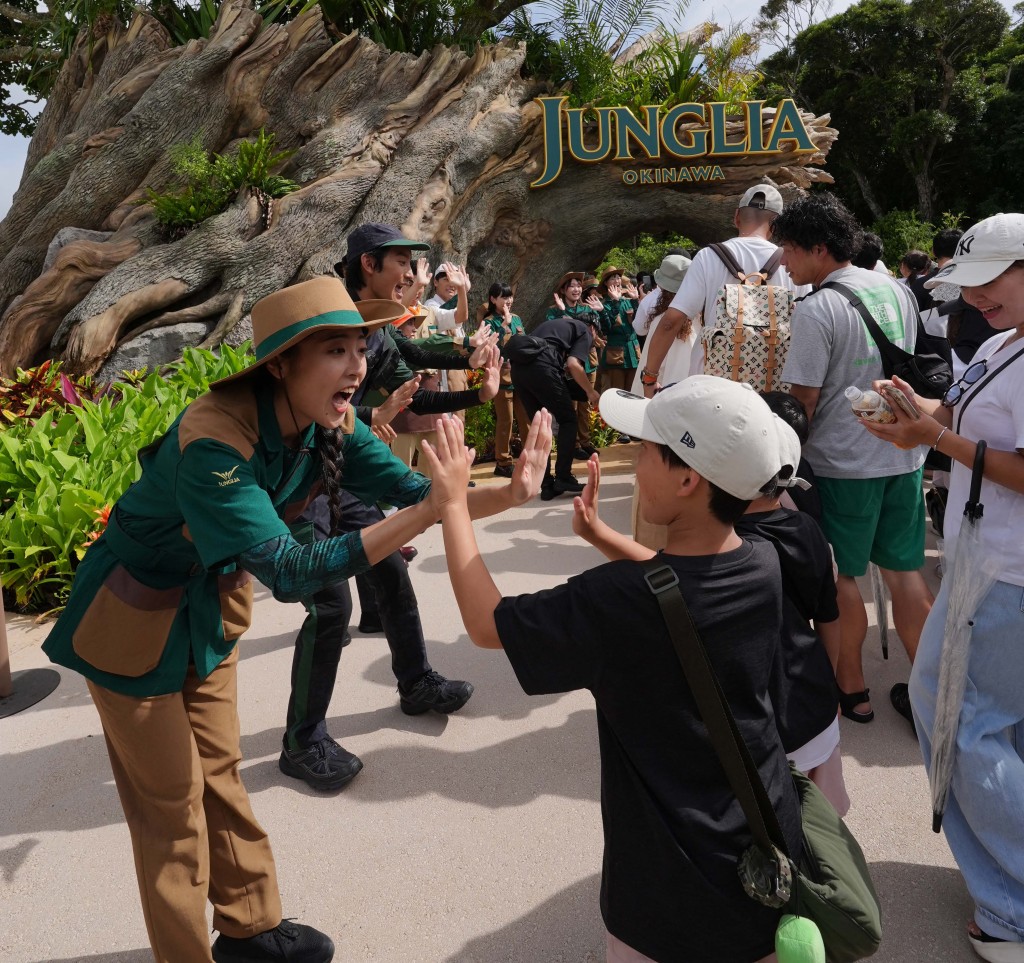 冲绳JUNGLIA丛林乐园开幕，游客充满期待排队入场。法新社