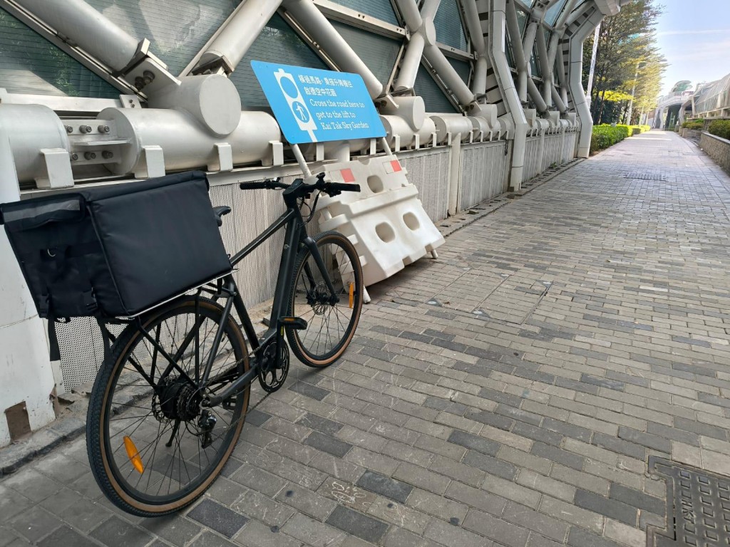 警方扣查六部電動單車及兩部電動滑板車。警方圖片