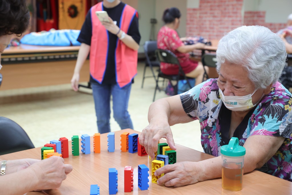 中国人口老化规模大及速度快，去年全球每4个老年人已有1个中国人。