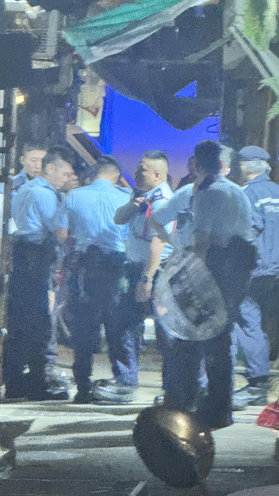 警員手持盾牌到場戒備。Facebook 「深水埗街坊會」圖片