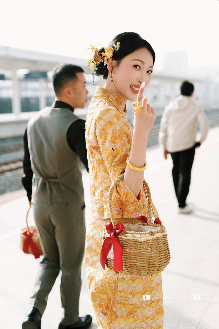 安徽一對新人乘高鐵接親。極目新聞