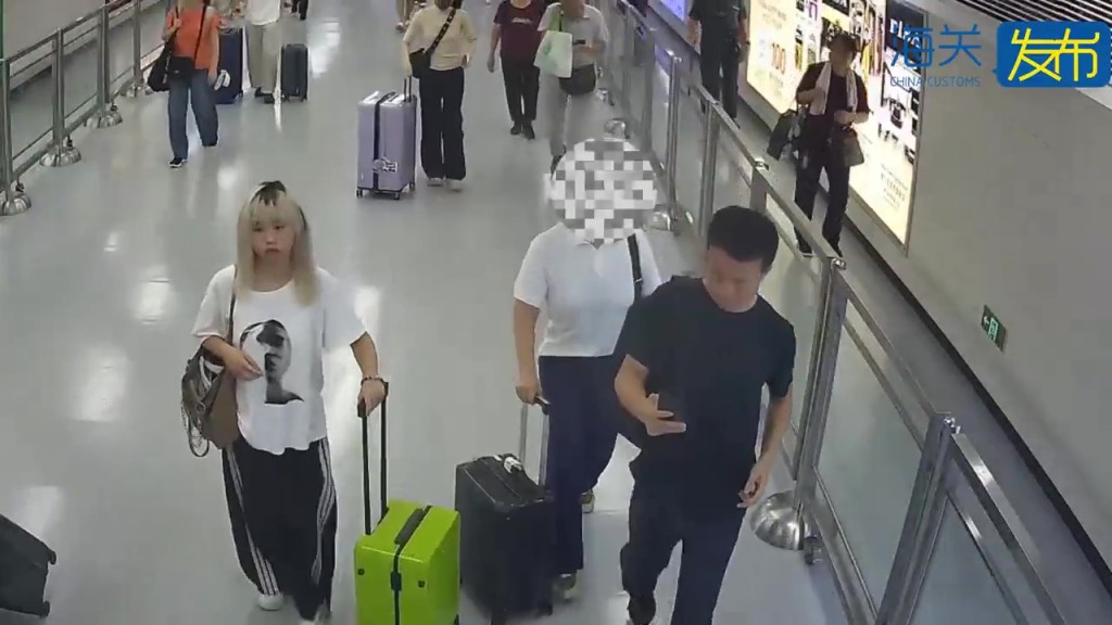 涉事女性旅客(白衣中)。