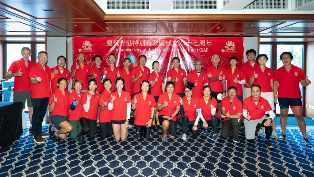 27位分別來自香港遊艇會、新星賽艇會及北京大學賽艇協會的海岸賽艇手，一同以海岸賽艇慶祝香港特別行政區成立27周年。