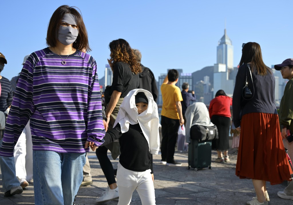 隨著偏南氣流在下周初逐漸影響華南沿岸，該區天氣炎熱，亦有一兩陣驟雨。