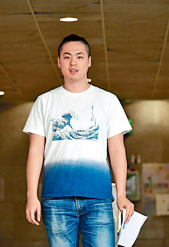 被告梁智堅案發當日站於警方防線前拒絕離去，並推撞前排警員。