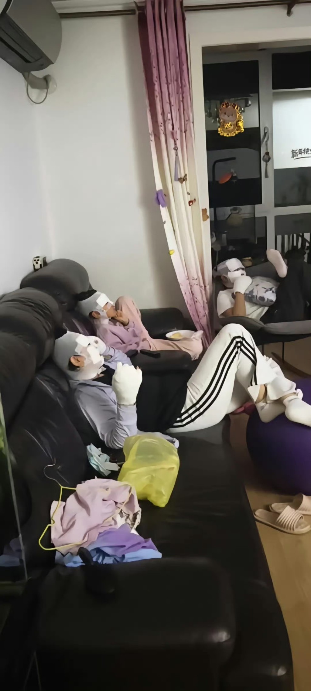 野外燒烤遇卡式爐爆炸多人被炸傷。微博@交通事兒 野外燒烤遇卡式爐爆炸多人被炸傷。微博@交通事兒