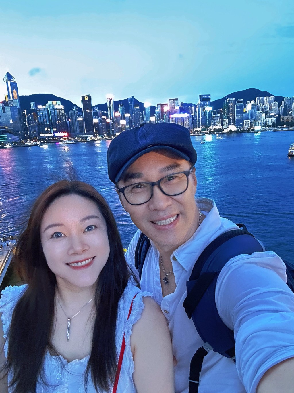 何英偉與細21年嫩妻好恩愛。