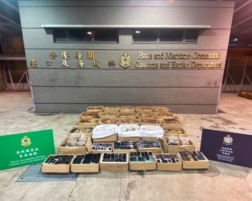 警方聯同海關展開聯合反走私行動，檢獲31箱懷疑走私貨物。警方圖片