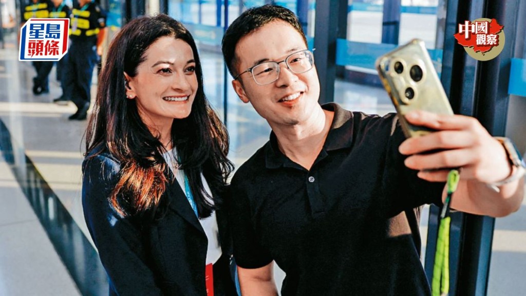 輝達CEO黃仁勳的女兒黃敏珊（左）現身在北京舉行的世界機械人大會。路透社