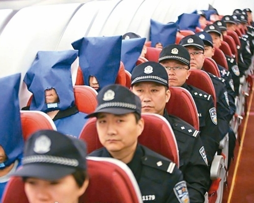 中方接收電騙疑犯。中國公安部刑偵局微博圖片