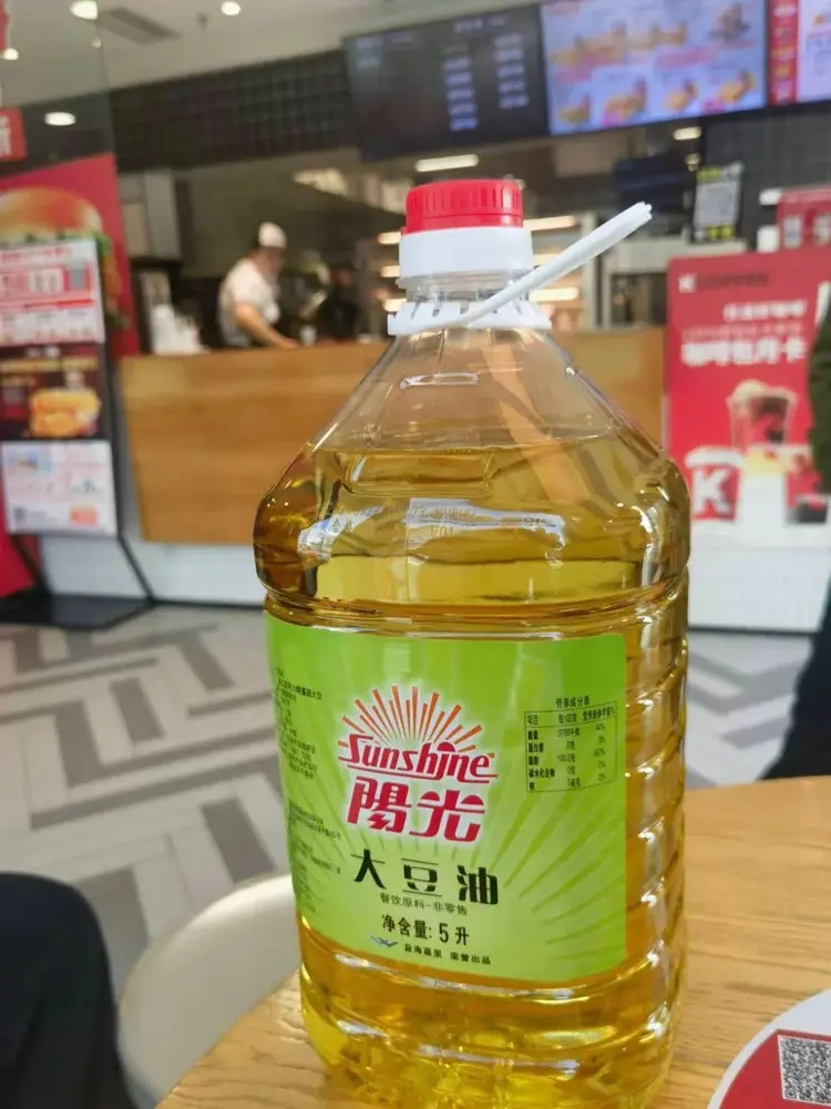 涉案的大豆油配料表明確顯示，該產品標明加工原料為「轉基因大豆」。