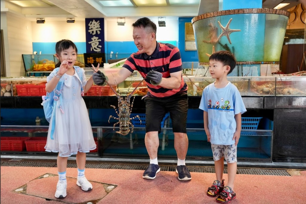 乐意海鲜档内举行「海鲜猜『秤』寻工作坊」, 由原居民教授海鲜知识,传授海鲜读心术。(图片来源:《亲子王》) 乐意海鲜档内举行「海鲜猜『秤』寻工作坊」, 由原居民教授海鲜知识,传授海鲜读心术。(图片来源:《亲子王》)