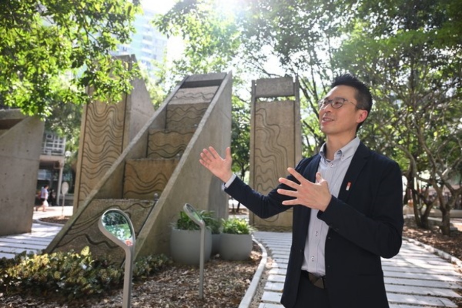 謝卓敏表示,在雕塑公園增設賞樹徑和樹木資訊牌,旨在向居民介紹一直陪伴在他們身邊的各樣樹種。政府新聞網 謝卓敏表示,在雕塑公園增設賞樹徑和樹木資訊牌,旨在向居民介紹一直陪伴在他們身邊的各樣樹種。政府新聞網