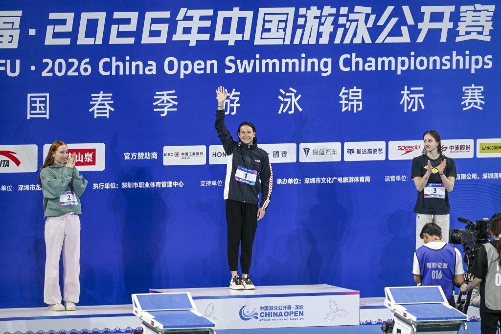 何詩蓓（中）在首日100米自由泳決賽中發揮出色，力壓強敵奪得金牌。中新社