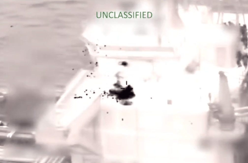 美军南方司令部在社交平台发放影片，展示周五黎明前在加勒比海扣押运油轮“奥利娜”号（Olina）的行动，期间疑有美军向船上甲板投掷烟雾弹。