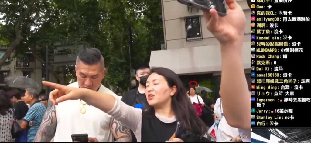 「館長」在上海不斷有民眾找他合照或交談。Youtube