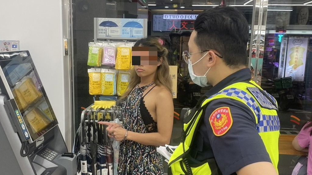 犯罪集團成員提到，曾有港人在台灣男扮女裝提款被捕。（相片來源：TVBS）