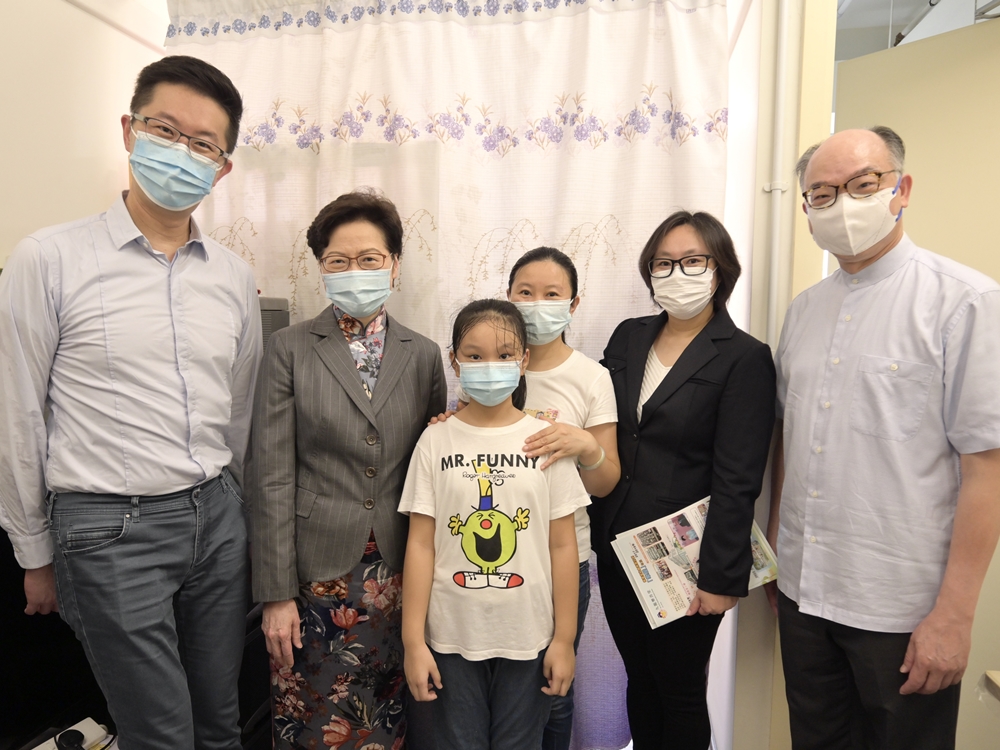 林鄭月娥稱感受到4戶家庭發自內心喜悅。