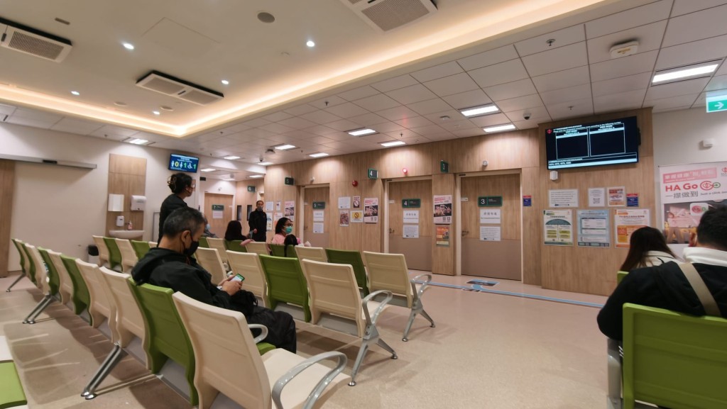 醫院管理局表示，已與社署溝通，確保適時處理市民的醫療費用減免申請。