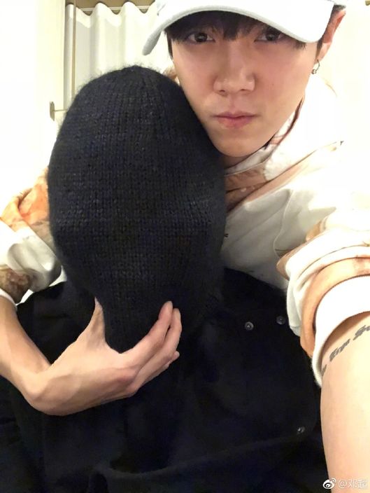 鹿晗就身穿米色風衣,頭戴白色cap帽。