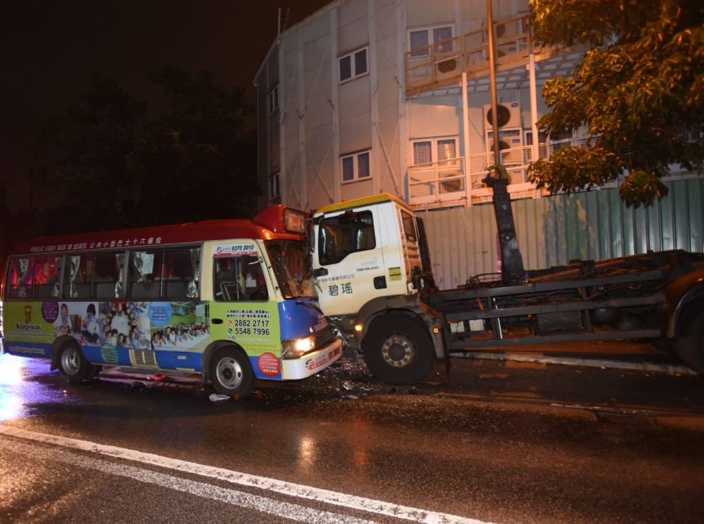 拖車與小巴於林錦公路近荃錦公路迴旋處附近發生相撞。