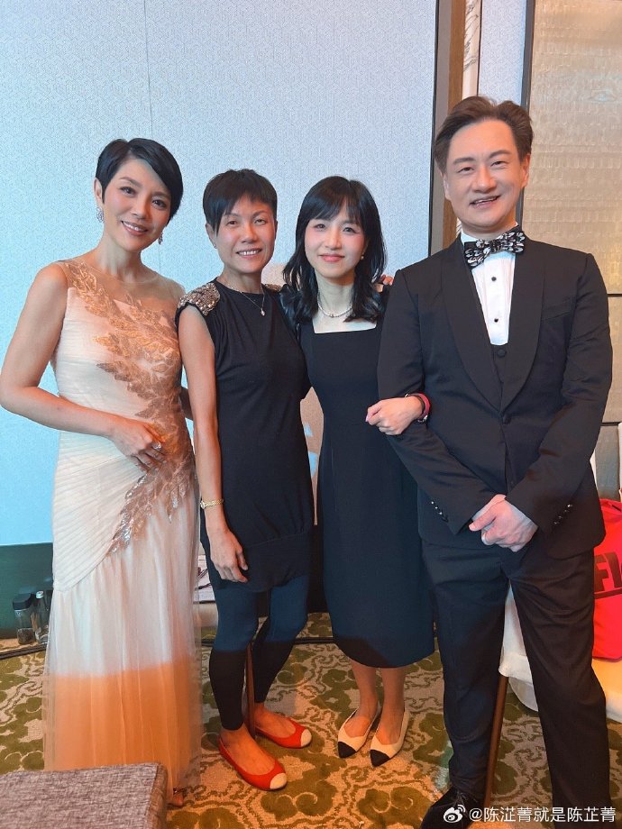 近年，李浩林不時與舊同事陳芷菁（左）在內地拍住上擔任大型節目及晚宴司儀。
