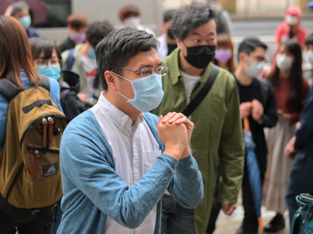 區諾軒離開法院。