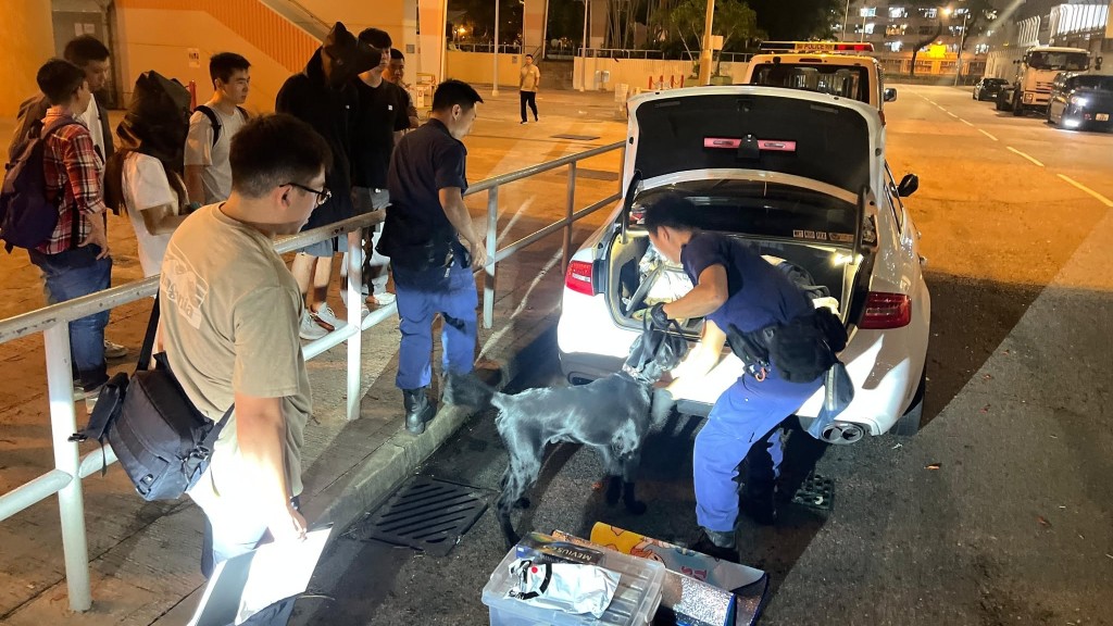 警禾輋邨截查可疑私家車 檢31萬元依托咪酯等 拘兩男女