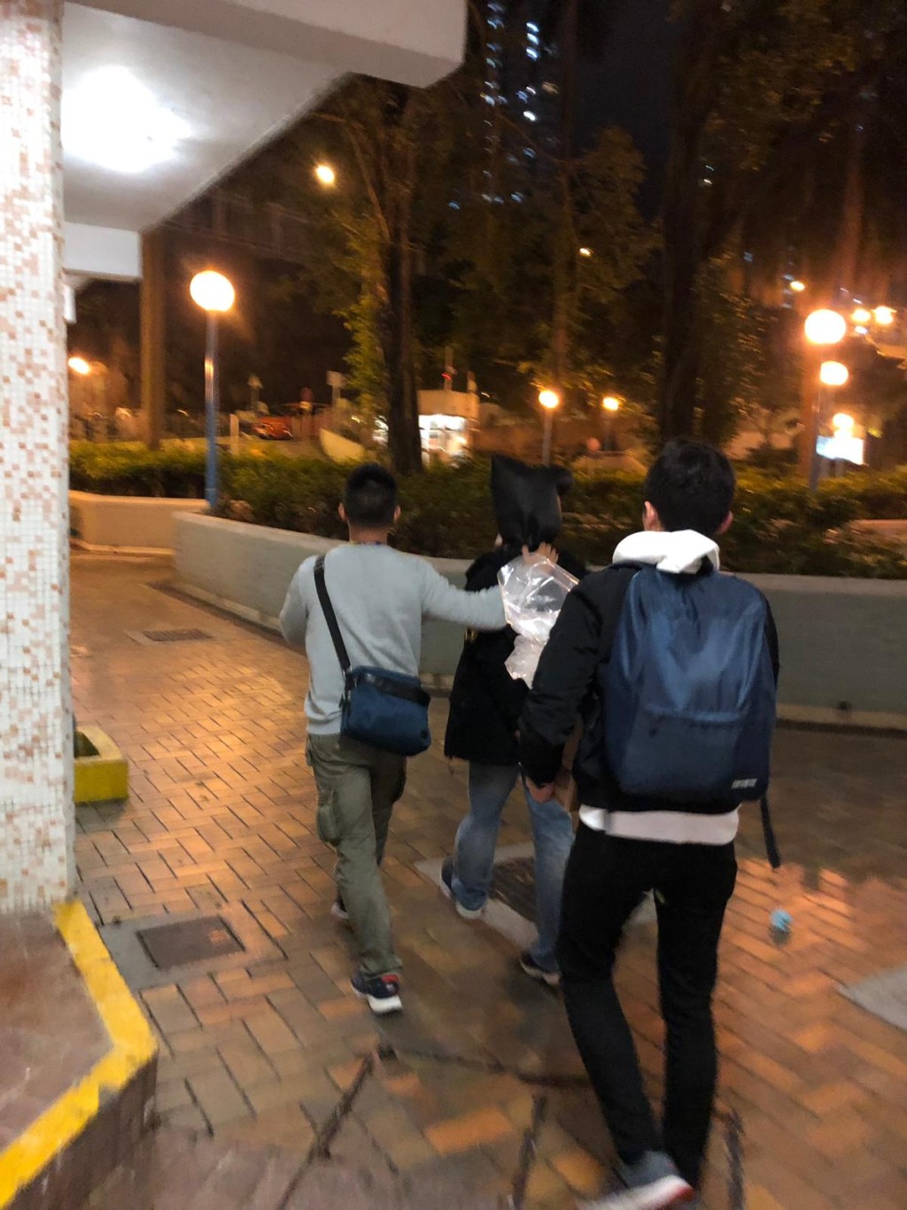 警方拘捕3名男子涉嫌燃放煙花。警方圖片