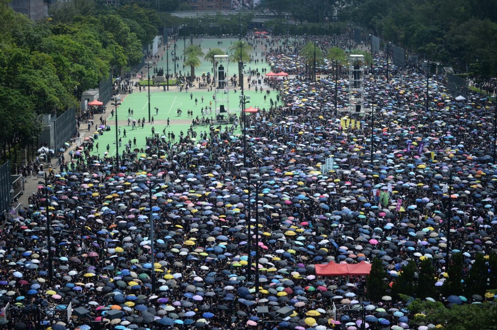 民陣呼籲巿民穿黑衣和戴上白絲帶遊行。