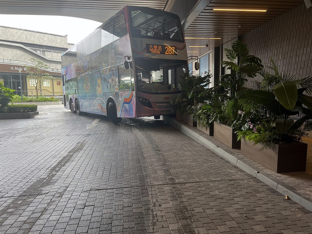 九巴失控铲上路壆。网图 九巴失控铲上路壆。网图