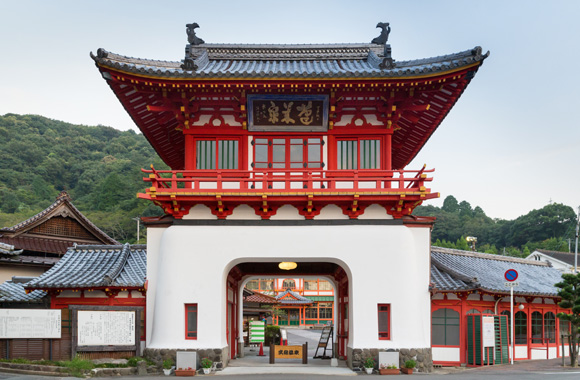 武雄溫泉的武雄溫泉樓門，是佐賀縣出身的東京站建築師辰野金吾的作品。