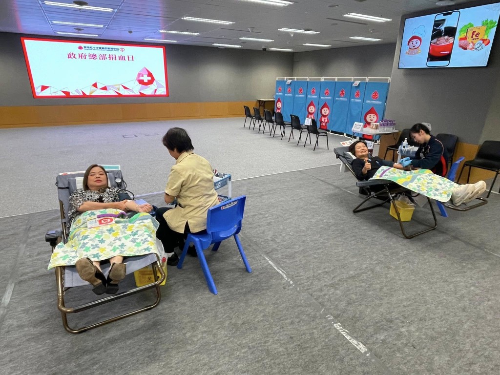 教育局局長蔡若蓮（右床）亦有捐血。羅淑佩fb