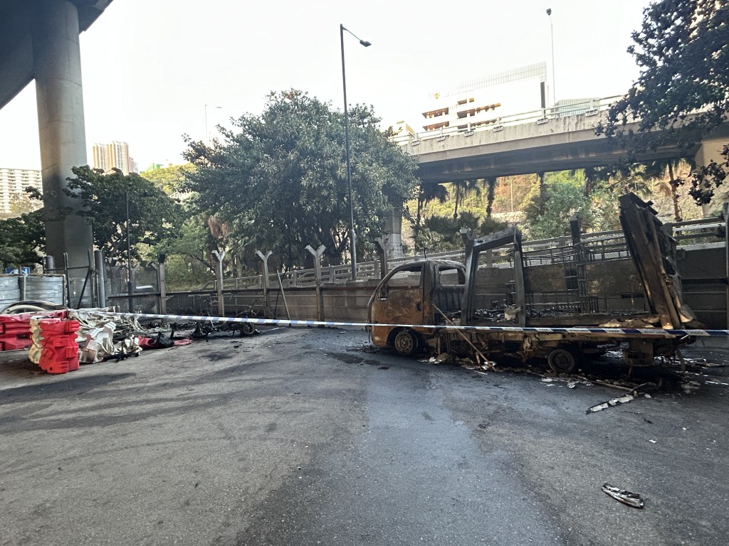 現場位於港鐵東涌綫路段和三號幹線的橋底位置。 現場位於港鐵東涌綫路段和三號幹線的橋底位置。