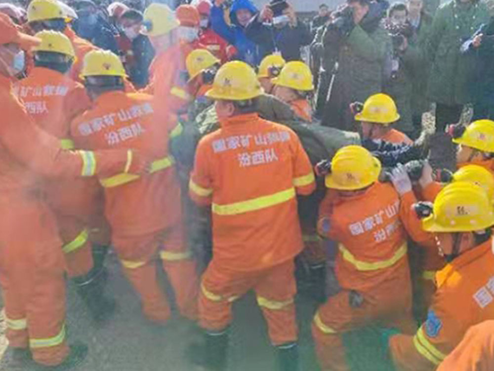 第一名被困人員升井被救起。網圖