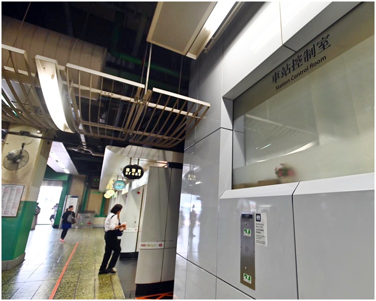 一度被示威者貼上標語的車站控制室已完成清理。