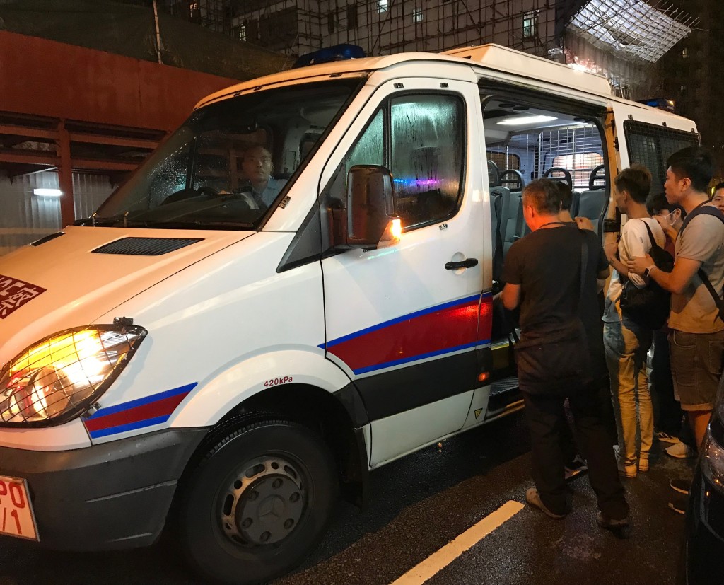 行動共拘捕5男1女。