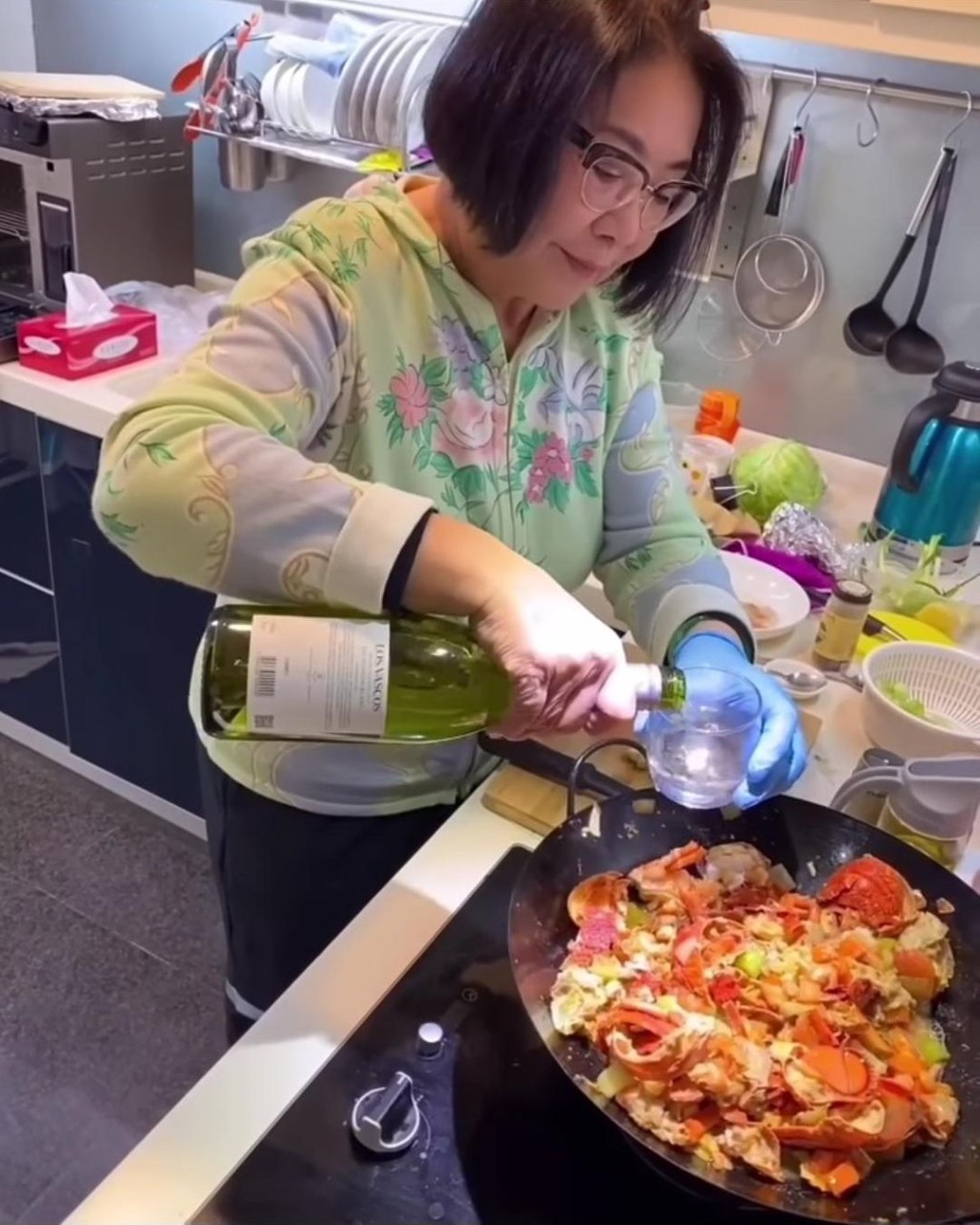 司棋姐在家中煮龍蝦湯。