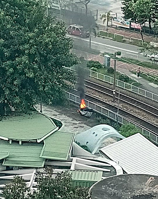 電單車起火燃燒。fb：真.屯門友