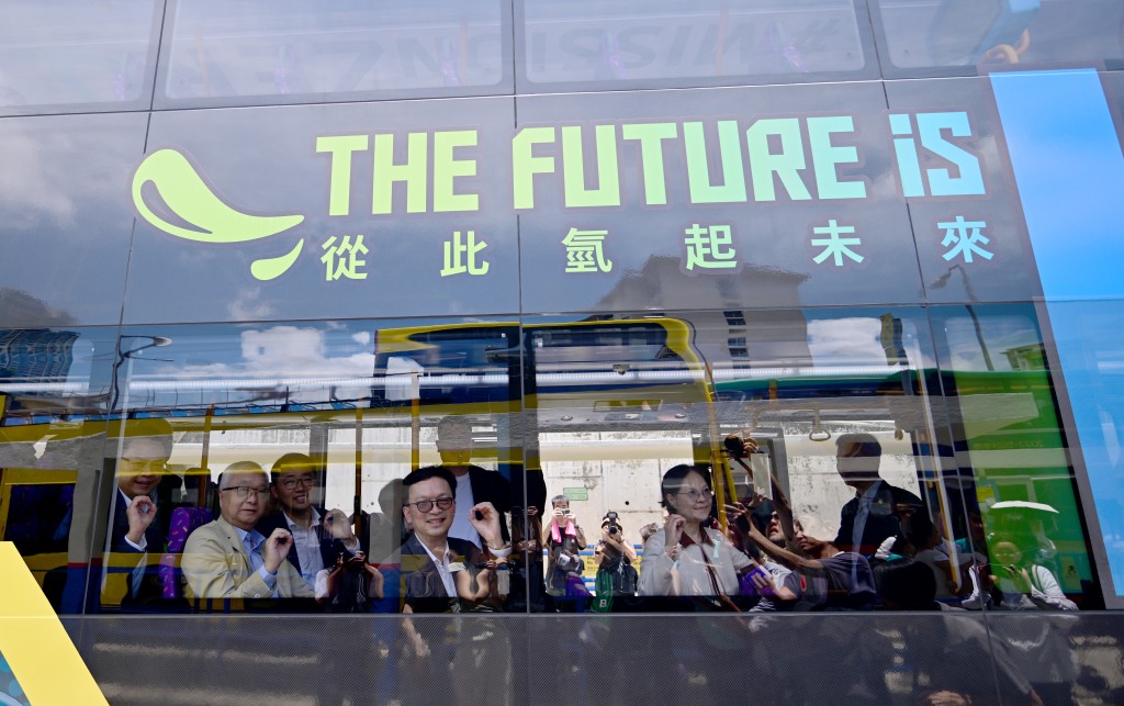 他指政府於2022年成立「氫能源跨部門工作小組」,統籌各政策局及部門的準備工作,推動本地氫能應用。 他指政府於2022年成立「氫能源跨部門工作小組」,統籌各政策局及部門的準備工作,推動本地氫能應用。