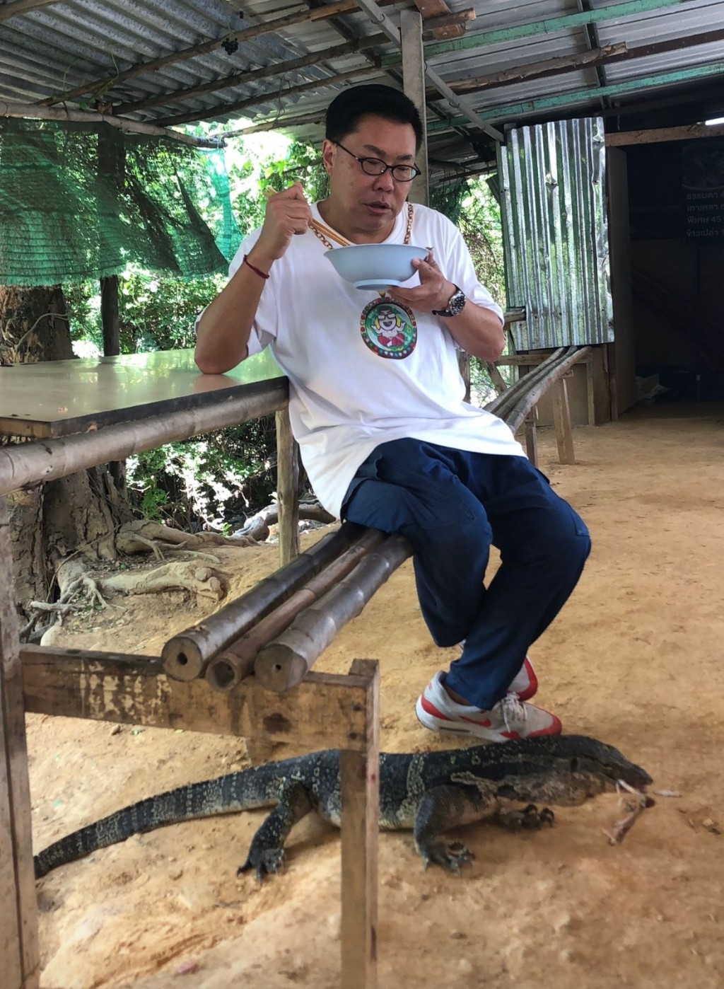 公路旁邊的河粉店,最大賣點係五爪金龍會走上嚟同人客爭食雞肉。 公路旁邊的河粉店,最大賣點係五爪金龍會走上嚟同人客爭食雞肉。