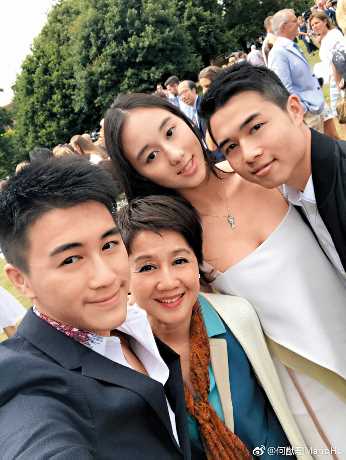 四太梁安琪眼見個個仔女都咁乖,一定好開心。 四太梁安琪眼見個個仔女都咁乖,一定好開心。