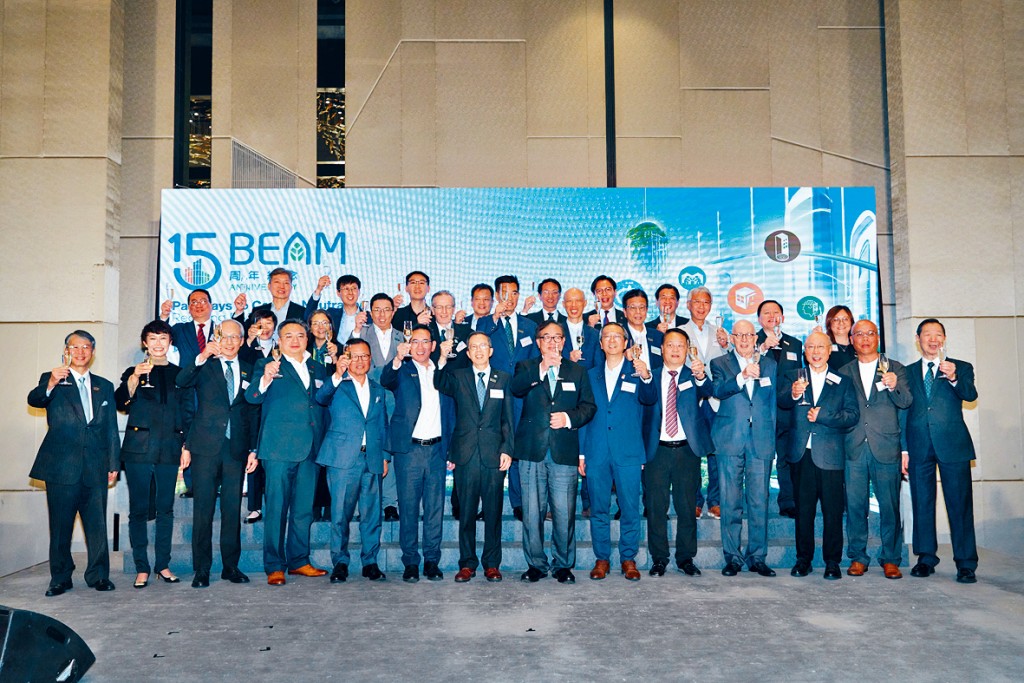 建築環保評估協會15周年晚宴團體照,嘉賓於祝酒環節舉杯同賀十五載成果。 建築環保評估協會15周年晚宴團體照,嘉賓於祝酒環節舉杯同賀十五載成果。