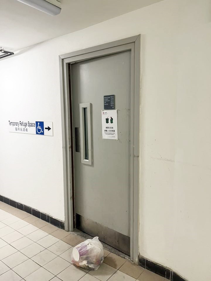 屯門公屋和田邨有居民懷疑在公共位 置亂掉垃圾,甚至臨門一腳也不放入 垃圾房,直接把大袋垃圾放於垃圾房 門前。fb「菁田邨 和田邨 街坊互助群」截圖 屯門公屋和田邨有居民懷疑在公共位 置亂掉垃圾,甚至臨門一腳也不放入 垃圾房,直接把大袋垃圾放於垃圾房 門前。fb「菁田邨 和田邨 街坊互助群」截圖