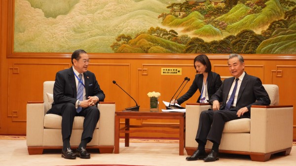 外交部長王毅在香港會見出席國際調解院公約簽署儀式的亞洲和平和解理事會主席、泰國前副總理素拉傑。外交部圖片