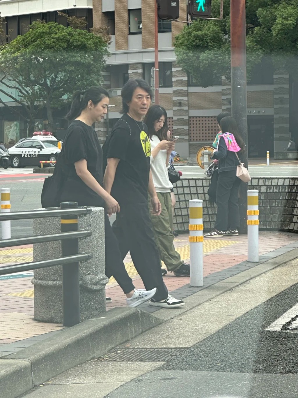 蒙嘉慧大方展現「幸福肥」體態，在福岡路口與丈夫鄭伊健並肩前行，無懼鏡頭捕捉真實主婦生活狀態。