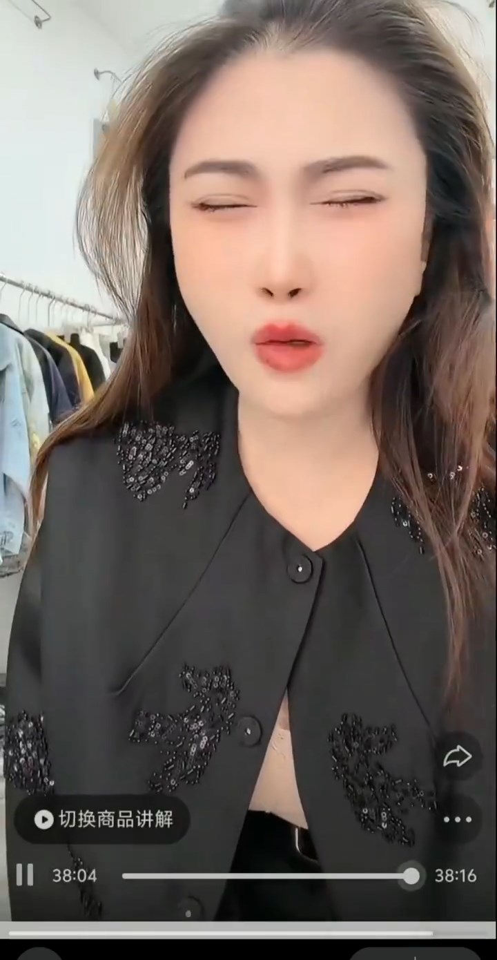 王炸姐在直播時突然表示頭痛不適。