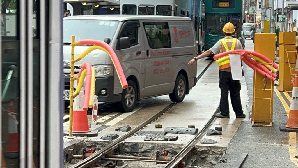 電車公司增派人手及標示，提醒司機如非電車不可直駛。楊偉亨攝